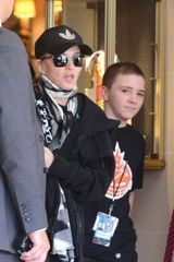 组图：麦当娜携子现身巴黎 大姐大派头十足