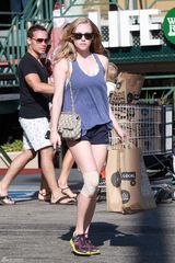 高清组图：阿曼达-塞弗里德逛街 热裤秀美腿