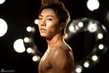组图：全能Eric-Z拍《魅力先生》妖艳肌肉写真