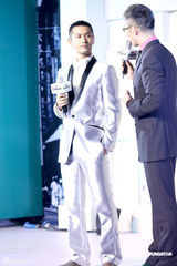 高清组图：黄晓明出席某活动 怀旧经典装出席