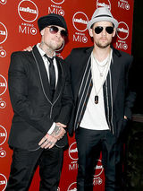 幻灯：皮特东京亮相 《天伦》两女星纵情相拥