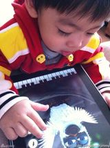 组图：微镜头下的小小志 呆萌可爱完胜童颜老爸