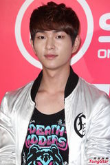 组图：SHINee自曝爱玩网游 成员模仿女生跳舞