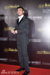 组图：杨烁受邀公益盛典 分享心得展现个性魅力