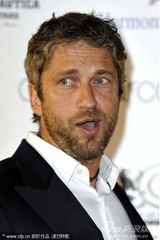 幻灯：拉塞尔-克劳拥娇妻做慈善 好莱坞明星皆现身