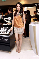 幻灯图：汪诗诗计划探班甄子丹 蒋怡露背晚装抢镜