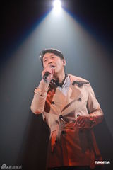 组图：黎明香港开唱陈小春任嘉宾 甄子丹助阵捧场