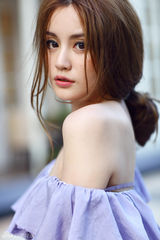 组图：任珈锐写真小露香肩 展夏日唯美田园风情