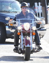 组图：施瓦辛格墨镜皮裤骑摩托酷劲十足变回终结者