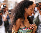 组图：蕾哈娜比基尼搭配镂空裙现身法国