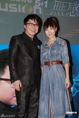 组图：乐瞳赞球员卢比度男人味足 害羞为其涂剃须膏