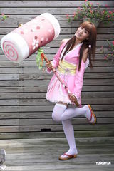 组图：许雅涵化身萌侠女 代言美国线上游戏