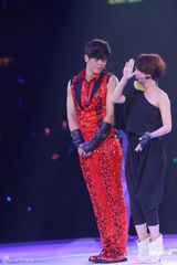 组图：罗志祥俏皮红衫红馆开唱 摔倒杨丞琳怀中