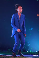 组图：郑伊健开唱遭催婚 女友蒙嘉慧到场欣赏