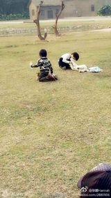 组图：电影《爸爸》曝花絮照 萌宝喂小动物有爱