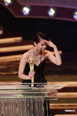 组图：胡杏儿喜获视后泪洒现场 黄宗泽拥抱庆贺