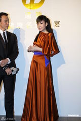 组图：周慧敏优雅亮相名流晚宴 穿长裙隐约秀美腿