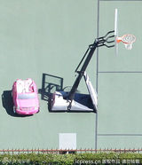 组图：阿汤哥夫妇豪宅搬空 空留苏瑞玩具车孤单