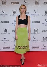 组图：《他和她的情事》杰西卡低胸蓝裙露沟