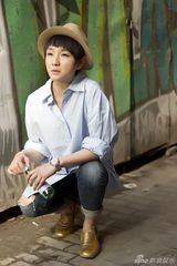 组图：孔琳清新装街拍 玩转英伦学院风