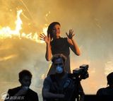 组图：蕾哈娜白纱长裙激凸 拍MV被烟熏敬业