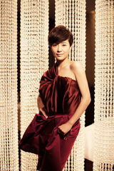 幻灯图集：苏岩红酒纯美写真  丝质红裙如火心情