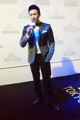 组图：陆毅助阵中国时装周 英伦西装显时尚魅力