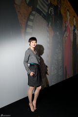 组图：孙俪巴黎观秀 灰色套装展法式优雅