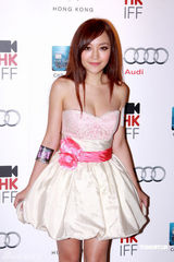 幻灯图：《囡囡》香港首映 冼色丽对多场激情戏不安