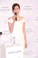 组图：陈法拉白色情人节出席活动 自称静待惊喜