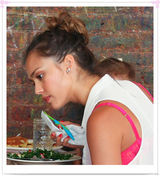 组图：杰西卡-阿尔芭携女现身装扮抢眼