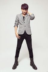 组图：花美男韩野轻熟写真 九宫格表情帅气搞怪