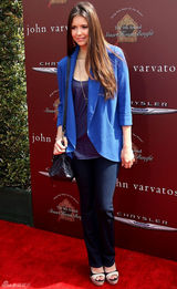 高清组图：妮娜-杜波夫蓝色西装外套搭配牛仔裤