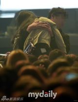 组图：EXO办回归秀咆哮掀高潮 女歌迷激动晕倒