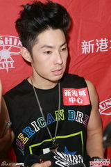 组图：吴建豪盼红馆开唱 签唱与粉丝亲密互动