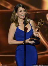 组图：蒂娜-菲携特雷西获艾美喜剧类最佳编剧
