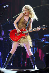 组图：泰勒-斯威夫特公开彩排 热辣亮片裙抢眼