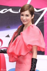 组图：萧亚轩寒风中短裙做代言 自曝初恋对象