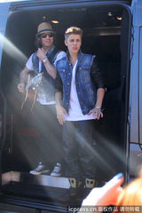 组图：比伯当街献唱谢歌迷 小天王自恋摸发