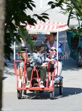 组图：李小璐挺大肚小鸟依人 贾乃亮体贴