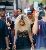 组图：麻辣鸡低胸爆乳拍MV 双球抢镜