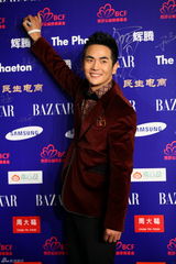 组图：张晓龙红西装儒雅亮相慈善夜红毯