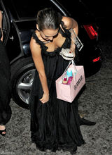 组图：杰西卡-阿尔芭低胸黑裙性感亮相