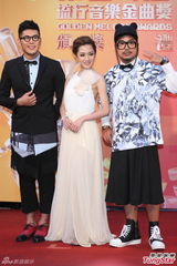 组图：杨千霈唯美白色长裙走红毯 美背全露