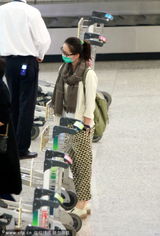 组图：刘诗诗戴口罩防偷拍 衣着休闲扎俏皮马尾