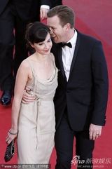 组图：麦克格雷格携妻走秀显恩爱