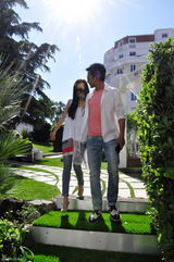 组图：杨幂刘恺威现身戛纳 悠闲甜蜜牵手散步