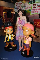 组图：徐淑敏怀孕8月仍窈窕 买好泳衣拍照留念