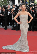 幻灯图集：《巡演》戛纳首映 透视装舞娘PK伊娃