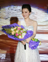 高清图：霍思燕白嫩宛若爱丽丝 右臂纹身个性十足